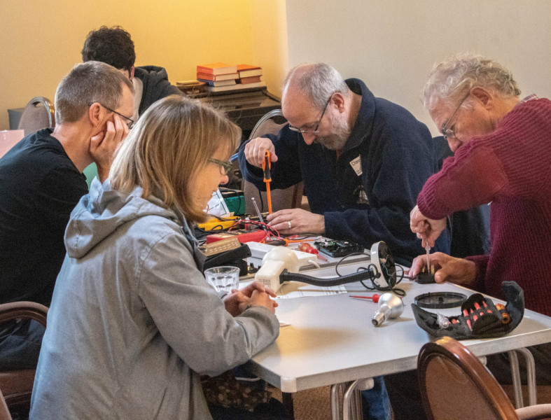 Bring your broken items from home to the “Salisbury Repair Café”