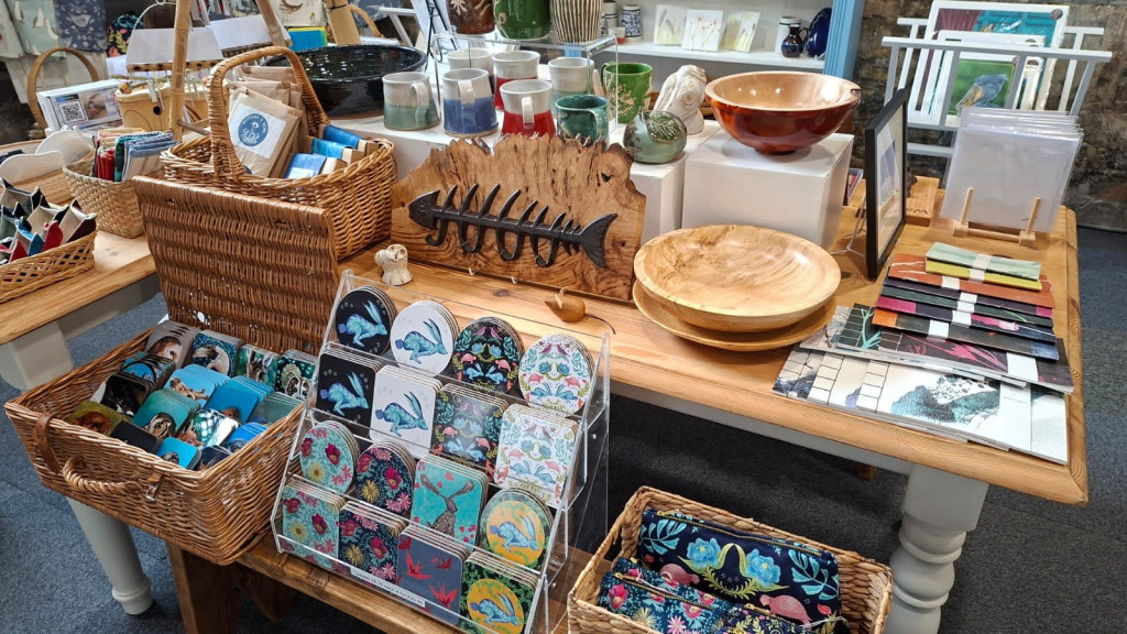 Volunteer part-time shop assistant